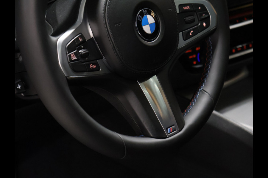BMW 5 Serie 520i M-Sport High Executive [SCHUIFKANTELDAK, MEMORY SEATS, HUD, PDC V+A, CRUISE CONTROL, APPLE CARPLAY, STOELVERWARMING, AUTOMATISCHE AIRCO, NAVIGATIE, NIEUWSTAAT]