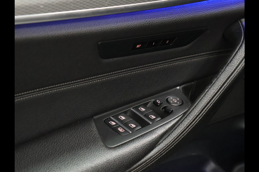 BMW 5 Serie 520i M-Sport High Executive [SCHUIFKANTELDAK, MEMORY SEATS, HUD, PDC V+A, CRUISE CONTROL, APPLE CARPLAY, STOELVERWARMING, AUTOMATISCHE AIRCO, NAVIGATIE, NIEUWSTAAT]