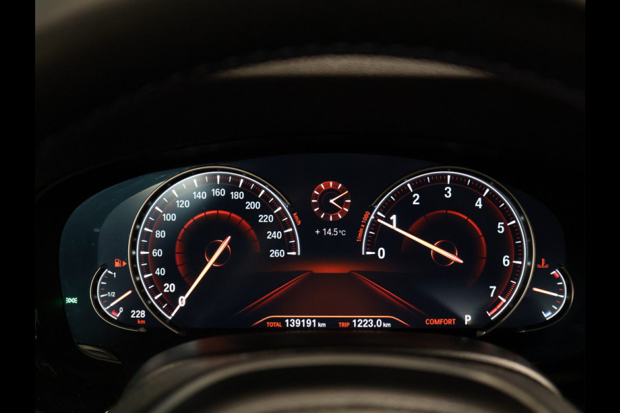 BMW 5 Serie 520i M-Sport High Executive [SCHUIFKANTELDAK, MEMORY SEATS, HUD, PDC V+A, CRUISE CONTROL, APPLE CARPLAY, STOELVERWARMING, AUTOMATISCHE AIRCO, NAVIGATIE, NIEUWSTAAT]