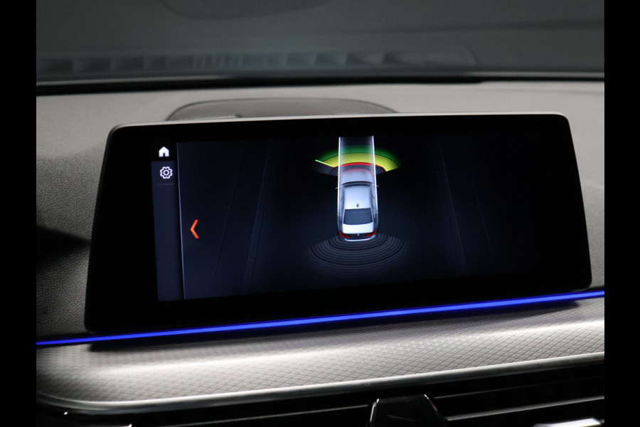 BMW 5 Serie 520i M-Sport High Executive [SCHUIFKANTELDAK, MEMORY SEATS, HUD, PDC V+A, CRUISE CONTROL, APPLE CARPLAY, STOELVERWARMING, AUTOMATISCHE AIRCO, NAVIGATIE, NIEUWSTAAT]