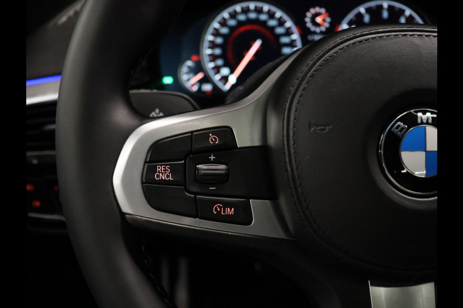 BMW 5 Serie 520i M-Sport High Executive [SCHUIFKANTELDAK, MEMORY SEATS, HUD, PDC V+A, CRUISE CONTROL, APPLE CARPLAY, STOELVERWARMING, AUTOMATISCHE AIRCO, NAVIGATIE, NIEUWSTAAT]