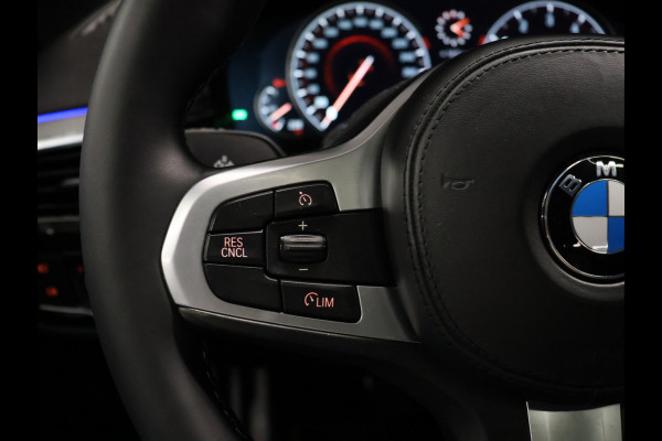 BMW 5 Serie 520i M-Sport High Executive [SCHUIFKANTELDAK, MEMORY SEATS, HUD, PDC V+A, CRUISE CONTROL, APPLE CARPLAY, STOELVERWARMING, AUTOMATISCHE AIRCO, NAVIGATIE, NIEUWSTAAT]