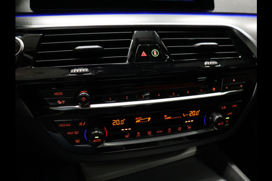 BMW 5 Serie 520i M-Sport High Executive [SCHUIFKANTELDAK, MEMORY SEATS, HUD, PDC V+A, CRUISE CONTROL, APPLE CARPLAY, STOELVERWARMING, AUTOMATISCHE AIRCO, NAVIGATIE, NIEUWSTAAT]