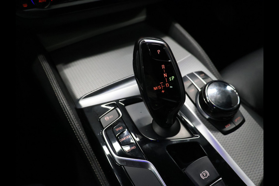 BMW 5 Serie 520i M-Sport High Executive [SCHUIFKANTELDAK, MEMORY SEATS, HUD, PDC V+A, CRUISE CONTROL, APPLE CARPLAY, STOELVERWARMING, AUTOMATISCHE AIRCO, NAVIGATIE, NIEUWSTAAT]