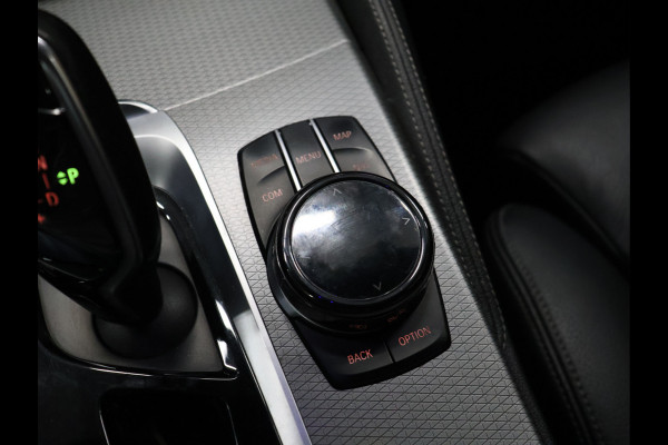 BMW 5 Serie 520i M-Sport High Executive [SCHUIFKANTELDAK, MEMORY SEATS, HUD, PDC V+A, CRUISE CONTROL, APPLE CARPLAY, STOELVERWARMING, AUTOMATISCHE AIRCO, NAVIGATIE, NIEUWSTAAT]