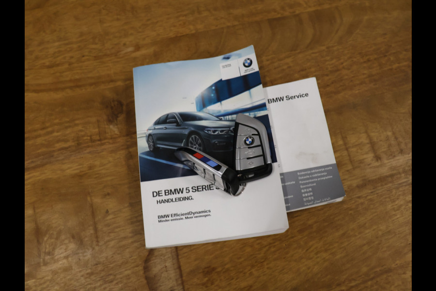 BMW 5 Serie 520i M-Sport High Executive [SCHUIFKANTELDAK, MEMORY SEATS, HUD, PDC V+A, CRUISE CONTROL, APPLE CARPLAY, STOELVERWARMING, AUTOMATISCHE AIRCO, NAVIGATIE, NIEUWSTAAT]