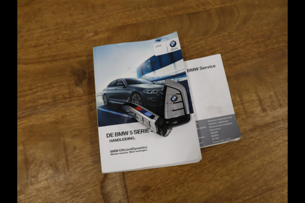 BMW 5 Serie 520i M-Sport High Executive [SCHUIFKANTELDAK, MEMORY SEATS, HUD, PDC V+A, CRUISE CONTROL, APPLE CARPLAY, STOELVERWARMING, AUTOMATISCHE AIRCO, NAVIGATIE, NIEUWSTAAT]