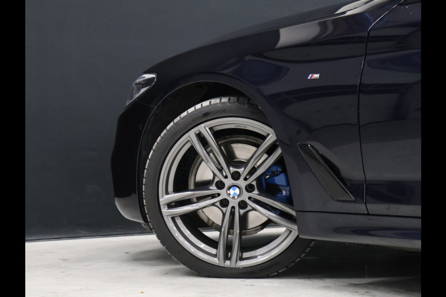 BMW 5 Serie 520i M-Sport High Executive [SCHUIFKANTELDAK, MEMORY SEATS, HUD, PDC V+A, CRUISE CONTROL, APPLE CARPLAY, STOELVERWARMING, AUTOMATISCHE AIRCO, NAVIGATIE, NIEUWSTAAT]