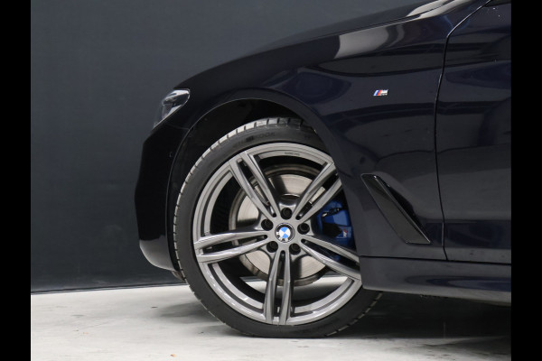 BMW 5 Serie 520i M-Sport High Executive [SCHUIFKANTELDAK, MEMORY SEATS, HUD, PDC V+A, CRUISE CONTROL, APPLE CARPLAY, STOELVERWARMING, AUTOMATISCHE AIRCO, NAVIGATIE, NIEUWSTAAT]
