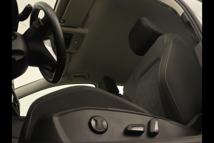 Volkswagen Golf 1.4 eHybrid Style | Camera | Massage | Carplay | Memory | Sfeerverlichting | Adaptive cruise | Keyless | Navigatie | Full LED | Digital Cockpit