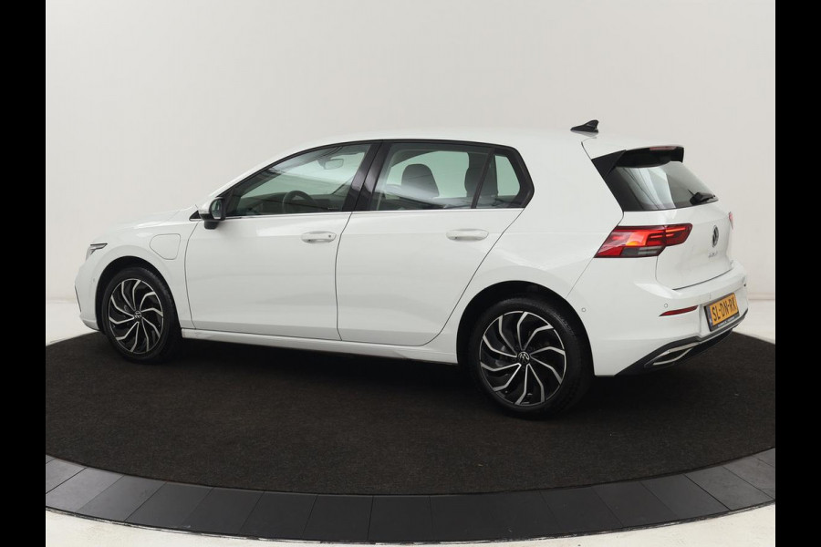 Volkswagen Golf 1.4 eHybrid Style | Camera | Massage | Carplay | Memory | Sfeerverlichting | Adaptive cruise | Keyless | Navigatie | Full LED | Digital Cockpit