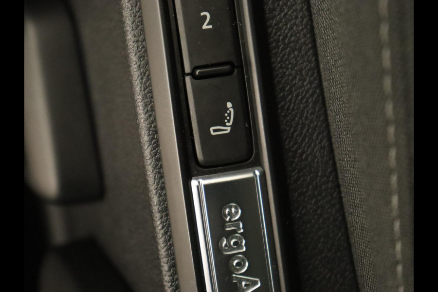 Volkswagen Golf 1.4 eHybrid Style | Camera | Massage | Carplay | Memory | Sfeerverlichting | Adaptive cruise | Keyless | Navigatie | Full LED | Digital Cockpit