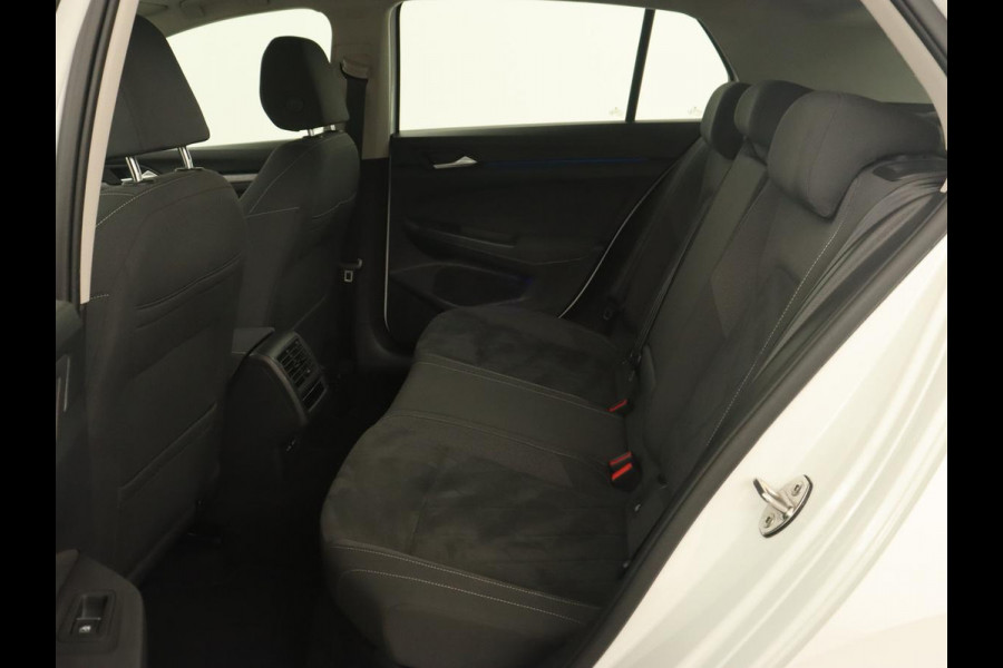 Volkswagen Golf 1.4 eHybrid Style | Camera | Massage | Carplay | Memory | Sfeerverlichting | Adaptive cruise | Keyless | Navigatie | Full LED | Digital Cockpit