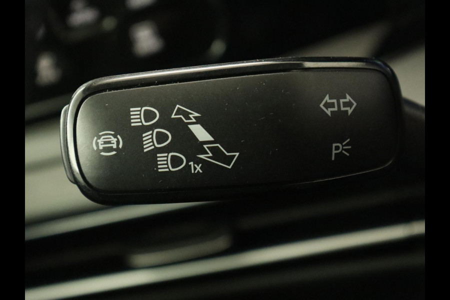 Volkswagen Golf 1.4 eHybrid Style | Camera | Massage | Carplay | Memory | Sfeerverlichting | Adaptive cruise | Keyless | Navigatie | Full LED | Digital Cockpit