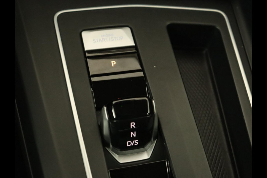 Volkswagen Golf 1.4 eHybrid Style | Camera | Massage | Carplay | Memory | Sfeerverlichting | Adaptive cruise | Keyless | Navigatie | Full LED | Digital Cockpit