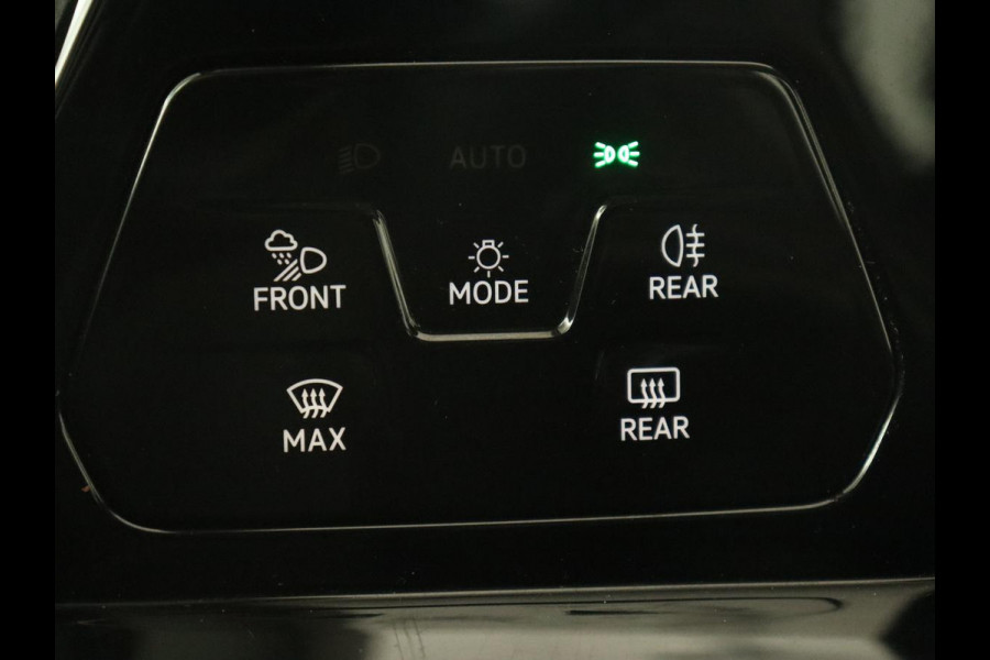 Volkswagen Golf 1.4 eHybrid Style | Camera | Massage | Carplay | Memory | Sfeerverlichting | Adaptive cruise | Keyless | Navigatie | Full LED | Digital Cockpit