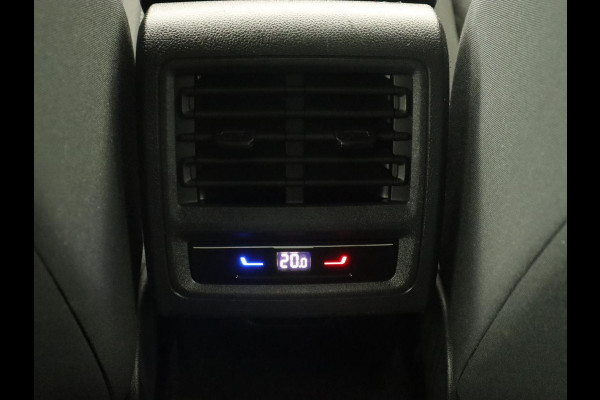 Volkswagen Golf 1.4 eHybrid Style | Camera | Massage | Carplay | Memory | Sfeerverlichting | Adaptive cruise | Keyless | Navigatie | Full LED | Digital Cockpit