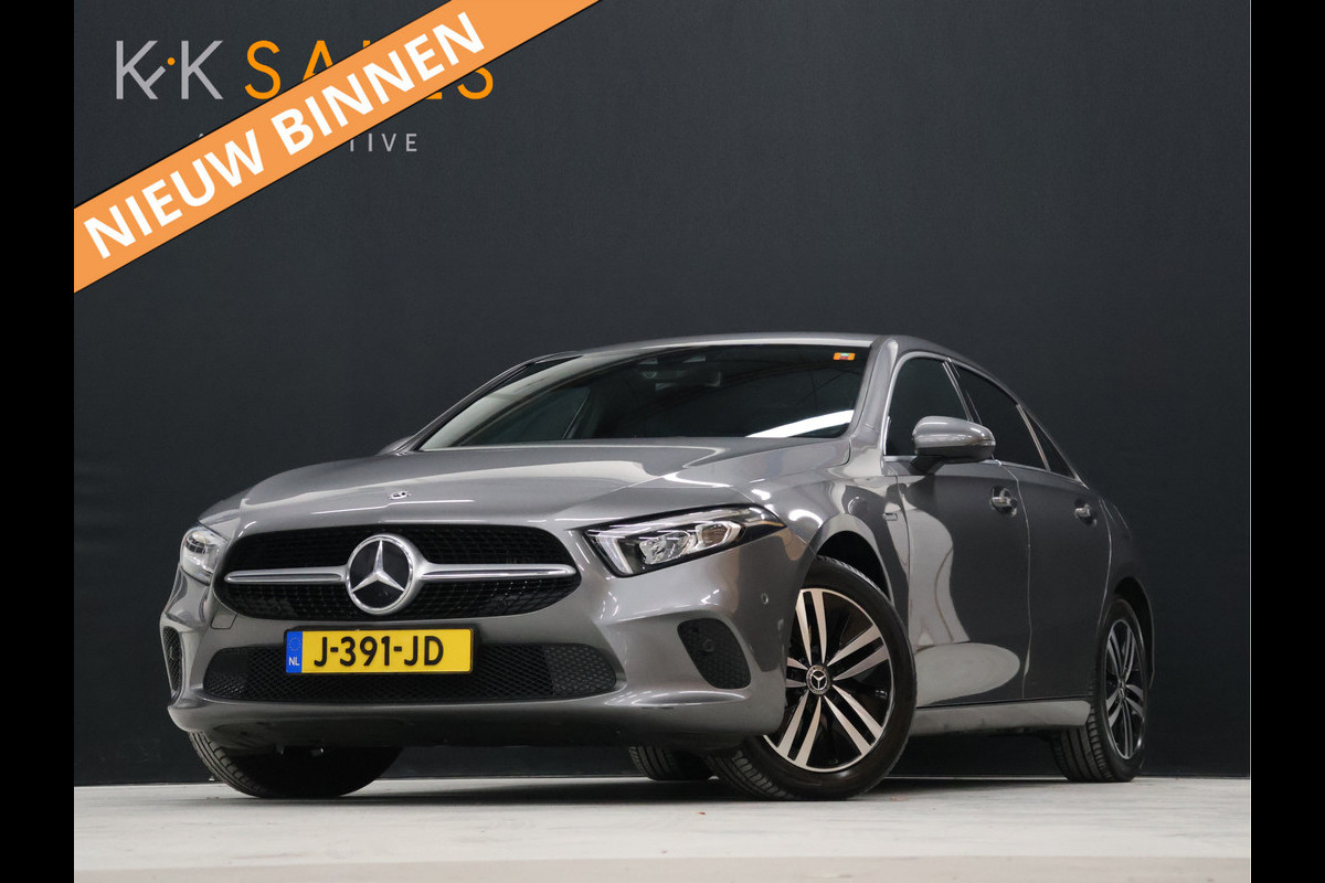Mercedes-Benz A-Klasse 250 e Business Solution Luxury Limited [SFEERVERLICHTING, TREKHAAK, CAMERA, PDC 360, CRUISE CONTROL, STOELVERWARMING, FLIPPERS, BLUETOOTH TELEFOON, AUTO AIRCO, NAVIGATIE, NIEUWSTAAT]