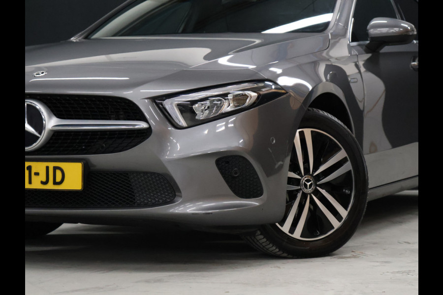 Mercedes-Benz A-Klasse 250 e Business Solution Luxury Limited [SFEERVERLICHTING, TREKHAAK, CAMERA, PDC 360, CRUISE CONTROL, STOELVERWARMING, FLIPPERS, BLUETOOTH TELEFOON, AUTO AIRCO, NAVIGATIE, NIEUWSTAAT]