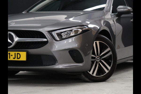 Mercedes-Benz A-Klasse 250 e Business Solution Luxury Limited [SFEERVERLICHTING, TREKHAAK, CAMERA, PDC 360, CRUISE CONTROL, STOELVERWARMING, FLIPPERS, BLUETOOTH TELEFOON, AUTO AIRCO, NAVIGATIE, NIEUWSTAAT]