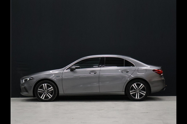 Mercedes-Benz A-Klasse 250 e Business Solution Luxury Limited [SFEERVERLICHTING, TREKHAAK, CAMERA, PDC 360, CRUISE CONTROL, STOELVERWARMING, FLIPPERS, BLUETOOTH TELEFOON, AUTO AIRCO, NAVIGATIE, NIEUWSTAAT]