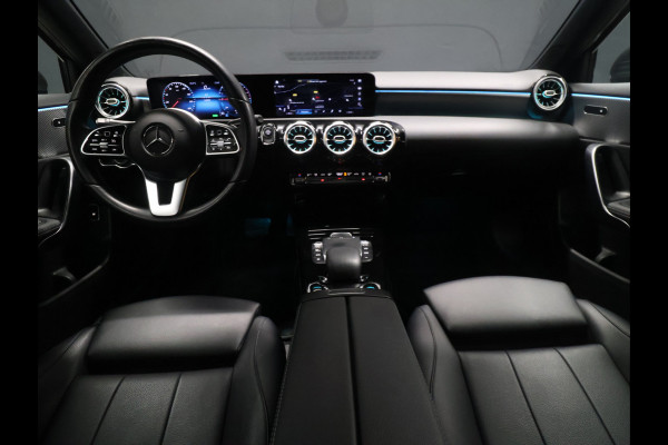 Mercedes-Benz A-Klasse 250 e Business Solution Luxury Limited [SFEERVERLICHTING, TREKHAAK, CAMERA, PDC 360, CRUISE CONTROL, STOELVERWARMING, FLIPPERS, BLUETOOTH TELEFOON, AUTO AIRCO, NAVIGATIE, NIEUWSTAAT]