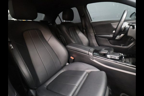 Mercedes-Benz A-Klasse 250 e Business Solution Luxury Limited [SFEERVERLICHTING, TREKHAAK, CAMERA, PDC 360, CRUISE CONTROL, STOELVERWARMING, FLIPPERS, BLUETOOTH TELEFOON, AUTO AIRCO, NAVIGATIE, NIEUWSTAAT]