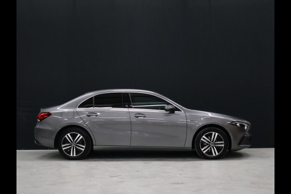 Mercedes-Benz A-Klasse 250 e Business Solution Luxury Limited [SFEERVERLICHTING, TREKHAAK, CAMERA, PDC 360, CRUISE CONTROL, STOELVERWARMING, FLIPPERS, BLUETOOTH TELEFOON, AUTO AIRCO, NAVIGATIE, NIEUWSTAAT]