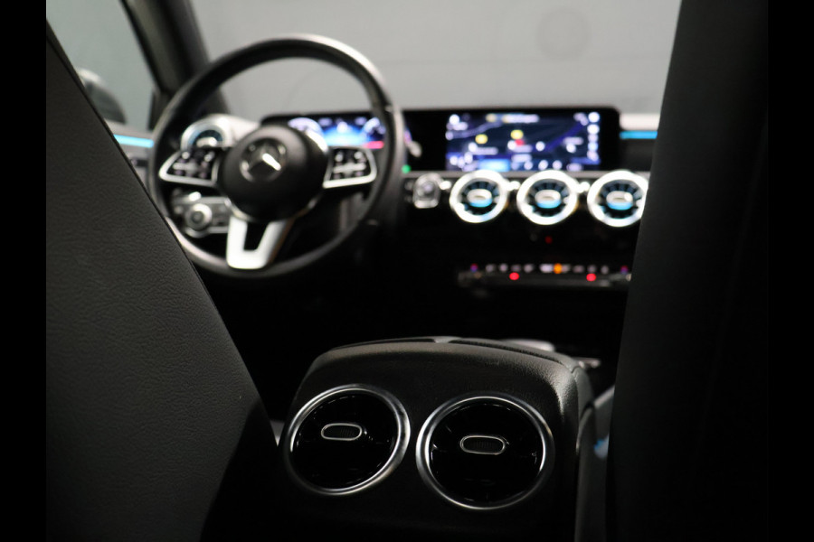 Mercedes-Benz A-Klasse 250 e Business Solution Luxury Limited [SFEERVERLICHTING, TREKHAAK, CAMERA, PDC 360, CRUISE CONTROL, STOELVERWARMING, FLIPPERS, BLUETOOTH TELEFOON, AUTO AIRCO, NAVIGATIE, NIEUWSTAAT]