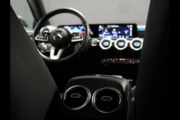 Mercedes-Benz A-Klasse 250 e Business Solution Luxury Limited [SFEERVERLICHTING, TREKHAAK, CAMERA, PDC 360, CRUISE CONTROL, STOELVERWARMING, FLIPPERS, BLUETOOTH TELEFOON, AUTO AIRCO, NAVIGATIE, NIEUWSTAAT]