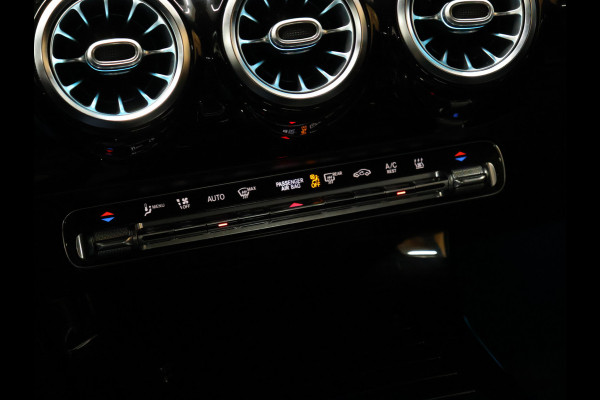 Mercedes-Benz A-Klasse 250 e Business Solution Luxury Limited [SFEERVERLICHTING, TREKHAAK, CAMERA, PDC 360, CRUISE CONTROL, STOELVERWARMING, FLIPPERS, BLUETOOTH TELEFOON, AUTO AIRCO, NAVIGATIE, NIEUWSTAAT]