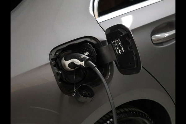 Mercedes-Benz A-Klasse 250 e Business Solution Luxury Limited [SFEERVERLICHTING, TREKHAAK, CAMERA, PDC 360, CRUISE CONTROL, STOELVERWARMING, FLIPPERS, BLUETOOTH TELEFOON, AUTO AIRCO, NAVIGATIE, NIEUWSTAAT]