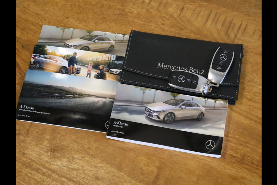 Mercedes-Benz A-Klasse 250 e Business Solution Luxury Limited [SFEERVERLICHTING, TREKHAAK, CAMERA, PDC 360, CRUISE CONTROL, STOELVERWARMING, FLIPPERS, BLUETOOTH TELEFOON, AUTO AIRCO, NAVIGATIE, NIEUWSTAAT]