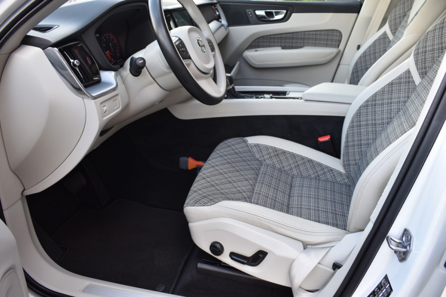 Volvo XC60 2.0 T5 Momentum Pro Pano/automaat 1e eig Trekhaak Navi