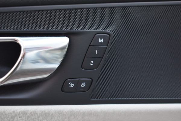 Volvo XC60 2.0 T5 Momentum Pro Pano/automaat 1e eig Trekhaak Navi