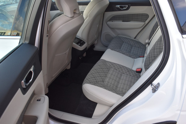 Volvo XC60 2.0 T5 Momentum Pro Pano/automaat 1e eig Trekhaak Navi