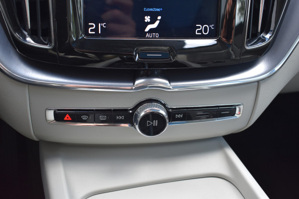 Volvo XC60 2.0 T5 Momentum Pro Pano/automaat 1e eig Trekhaak Navi