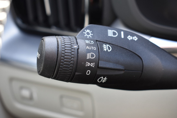 Volvo XC60 2.0 T5 Momentum Pro Pano/automaat 1e eig Trekhaak Navi