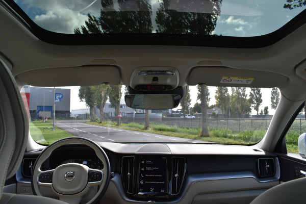 Volvo XC60 2.0 T5 Momentum Pro Pano/automaat 1e eig Trekhaak Navi