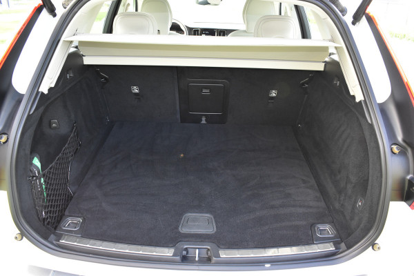 Volvo XC60 2.0 T5 Momentum Pro Pano/automaat 1e eig Trekhaak Navi