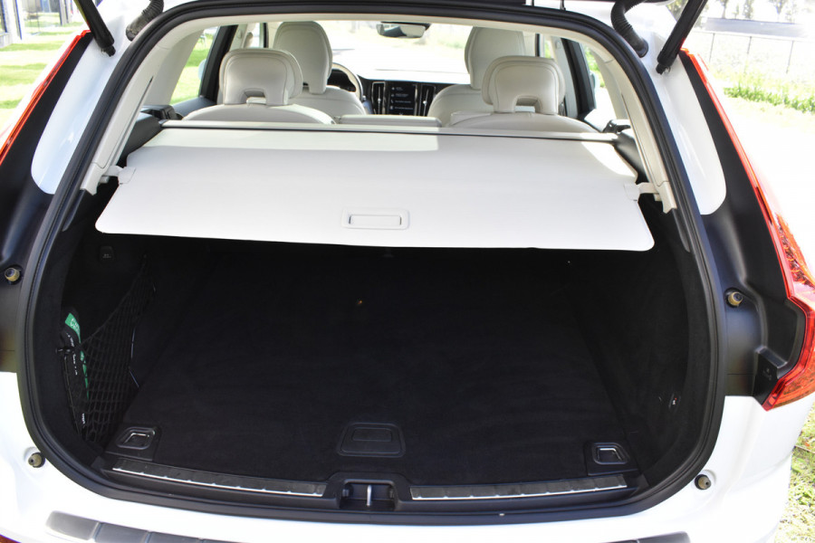 Volvo XC60 2.0 T5 Momentum Pro Pano/automaat 1e eig Trekhaak Navi