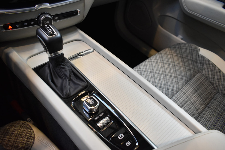 Volvo XC60 2.0 T5 Momentum Pro Pano/automaat 1e eig Trekhaak Navi