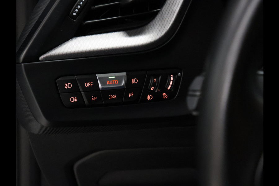 BMW 1-serie 118i Sportline [APPLE CARPLAY, ANDROID AUTO, LED DIMLICHT, CRUISE CONTROL, SPORTSTOELEN, PARKEERSENSOR, NIEUWSTAAT]