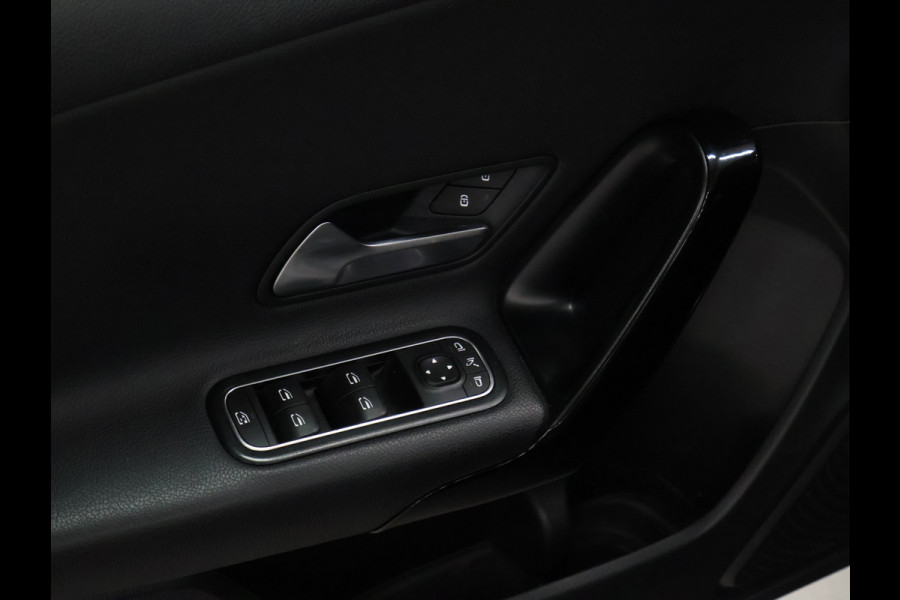 Mercedes-Benz A-Klasse 160 Sport Business Solution [WIDESCREEN, APPLE CARPLAY, ANDROID AUTO, STOELVERWARMING, CAMERA, SPORTSTOELEN, NIEUWSTAAT]