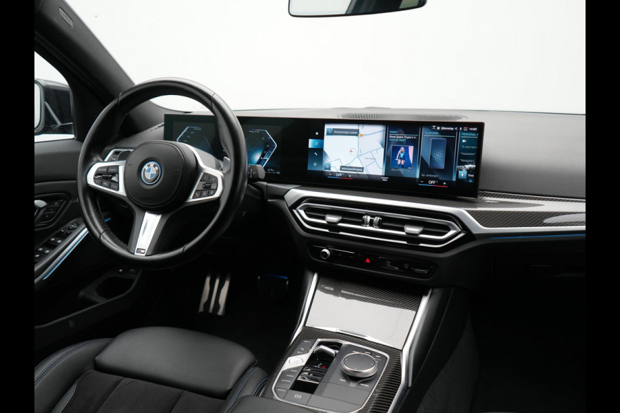BMW 3 Serie Touring 330e M Sport Facelift Model Plug In Hybrid 292pk Dealer O.H PHEV | Widescreen Navi | Adaptive Cruise | Alcantara Sportstoelen Memory & Verwarmd | Camera | Sfeerverlichting | Apple Carplay | Blis | Keyless | DAB |