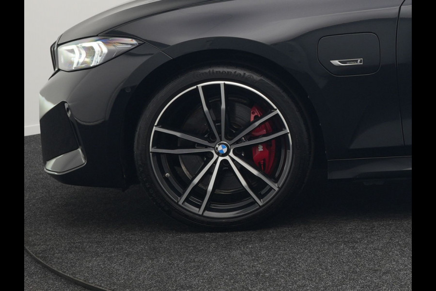 BMW 3 Serie Touring 330e M Sport Facelift Model Plug In Hybrid 292pk Dealer O.H PHEV | Widescreen Navi | Adaptive Cruise | Alcantara Sportstoelen Memory & Verwarmd | Camera | Sfeerverlichting | Apple Carplay | Blis | Keyless | DAB |