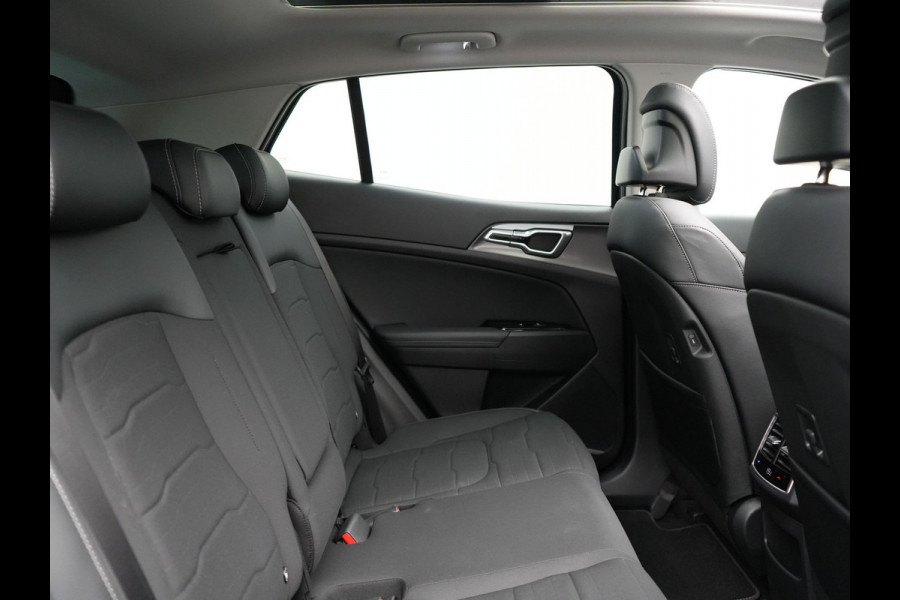Kia Sportage 1.6 T-GDi AWD Dynamic Plus Line Plug In Hybrid 265pk Dealer O.H PHEV | Trekhaak Afneembaar | Panodak | Adaptive Cruise | Apple Carplay | Camera | Lederen Sportstoelen Vewarmd | Blis | Navigatie | Virtual | DAB |