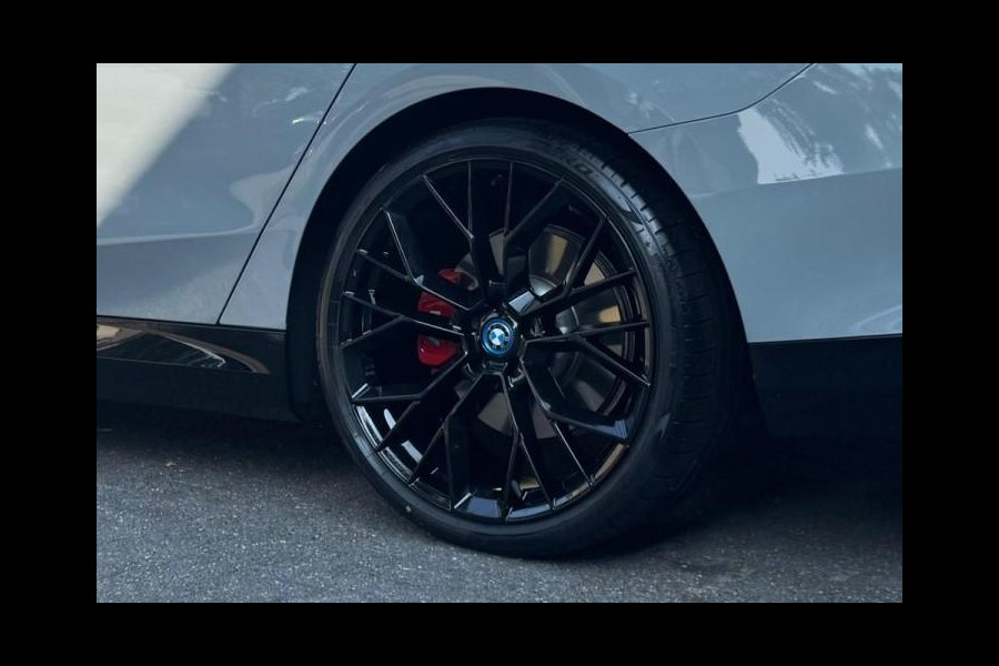 BMW 5 Serie Touring 520i M-Sport Pano Trekh ACC 360 H/K HUD 21inch Stoelventilatie