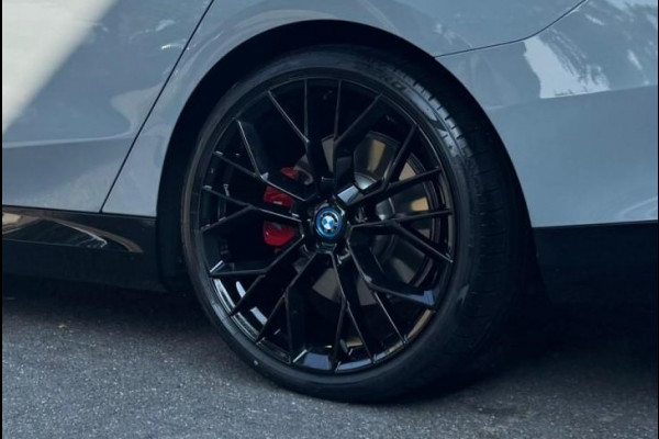 BMW 5 Serie Touring 520i M-Sport Pano Trekh ACC 360 H/K HUD 21inch Stoelventilatie