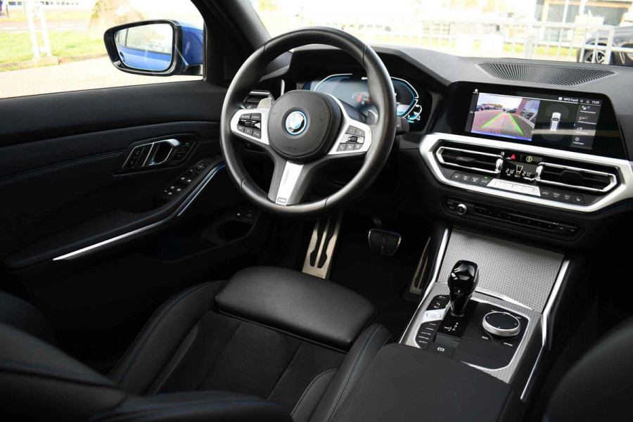 BMW 3 Serie Touring 330e M-Sport Pano HUD El-zetels laser-LED Camera